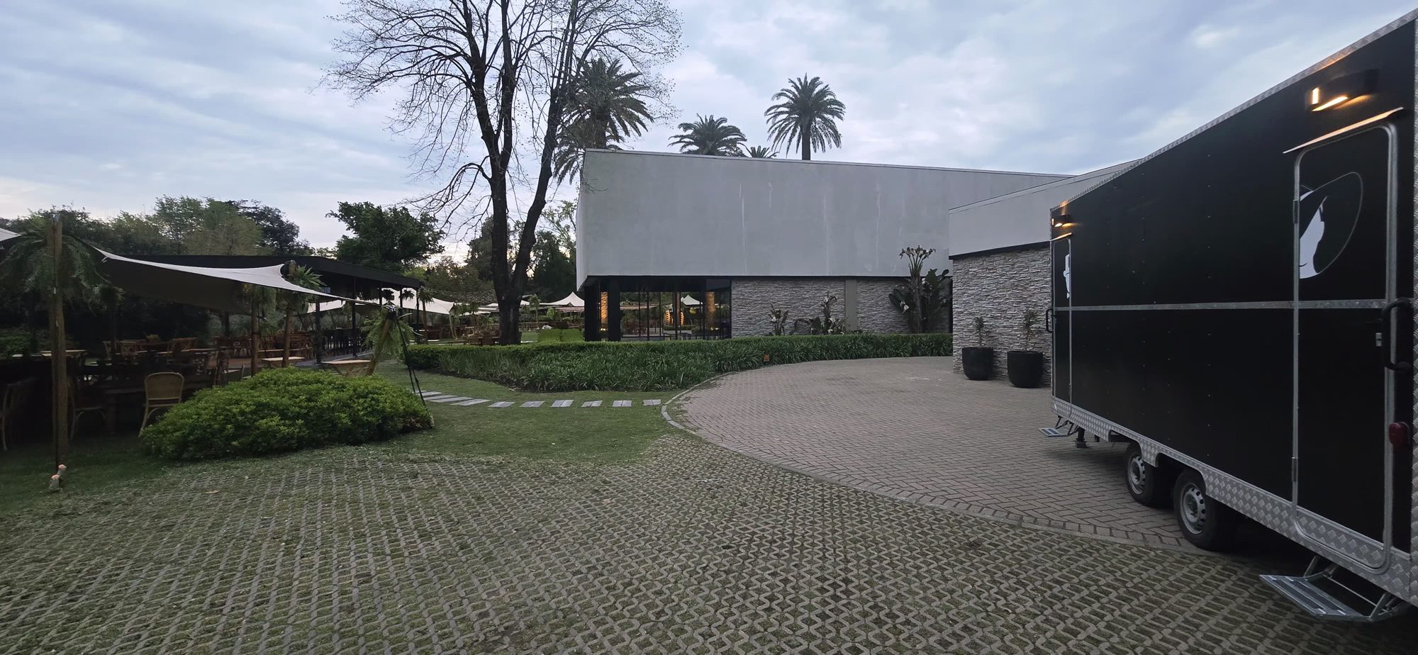 Lounge de evento corporativo con servicio Velvet